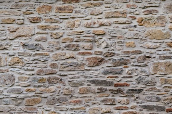 Artisan maçon pour une reprise de mur en pierres apparentes Roussillon